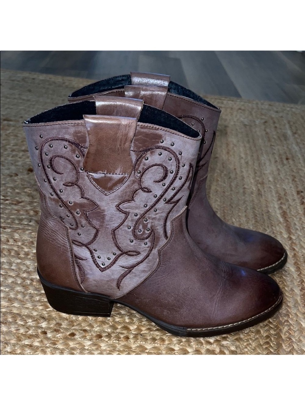 Sterling River Mauve/Brown Western Studded Leather Ankle Boots. Size 9.
